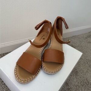 Tommy Bahama Cream and Brown Sandals with Artisanal Touch